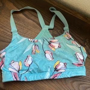 Carrie underwood sports bra